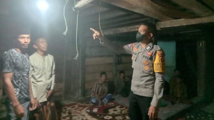 Pria berinisial MH (35) di Kabupaten Mamuju, Sulawesi Barat (Sulbar) ditemukan tewas dalam kondisi tergantung usai bertengkar dengan pacarnya lewat telepon.