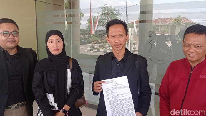 Mantan Caleg PDIP Ngadiyanto (merah), bersama kuasa hukumnya usai membuat aduan di Mapolres Sukoharjo, Senin (7/10/2024).