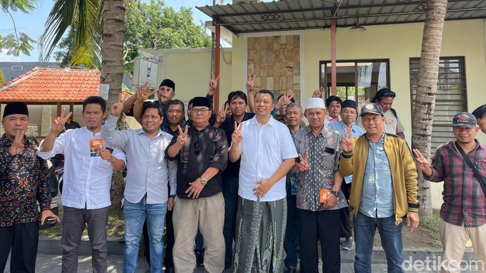 Mantan kades se-Lombok Barat bersama Cagub NTB Zulkieflimansyah di Mataram pada Senin (7/10/2024). (Foto: Helmy Akbar/detikBali)