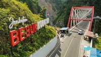Foto udara kendaraan melintasi Jembatan Besuk Koboan di Lumajang, Jawa Timur, Senin (7/10/2024).