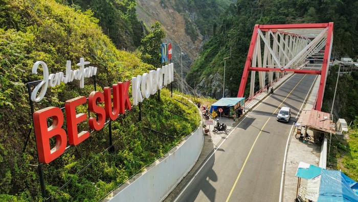 Masuk Rekor Muri, Ini Jembatan Terpanjang yang Ada di Lumajang Foto udara kendaraan melintasi Jembatan Besuk Kobo'an di Lumajang, Jawa Timur, Senin (7/10/2024). Direktorat Jenderal Bina Marga Kementerian PUPR meraih penghargaan rekor MURI dalam pembangunan Jembatan Besuk Kobo'an sebagai jembatan Pratt Truss terpanjang di Indonesia dengan panjang bentang mencapai 140 meter. ANTARA FOTO/Irfan Sumanjaya/nym.