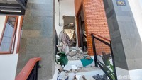 Belum bisa dipastikan penyebab longsornya TPT tersebut. Namun jika melihat secara kasat mata, hal itu karena turunnya hujan beberapa hari lalu membuat permukaan tanah menjadi labil.