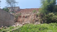 Panjang TPT yang longsor diperkirakan mencapai 20 meter. Posisinya berada di lereng tebing setinggi 50 meter. Sementara tiga korban yang tertimpa material berhasil dievakuasi dan dibawa ke rumah sakit.