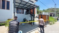 Mereka dikagetkan dengan suara batu menggelinding dan dentuman keras disertai dinding rumah jebol dihantam material TPT.