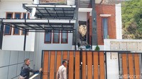 TPT yang longsor menimpa rumah milik warga atas nama Dimas dan Aep itu terjadi saat para penghuni sedang ada di dalamnya.