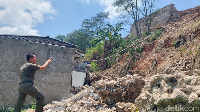 Material TPT yang Longsor-Hantam Rumah di Cimahi Material TPT yang Longsor-Hantam Rumah di Cimahi