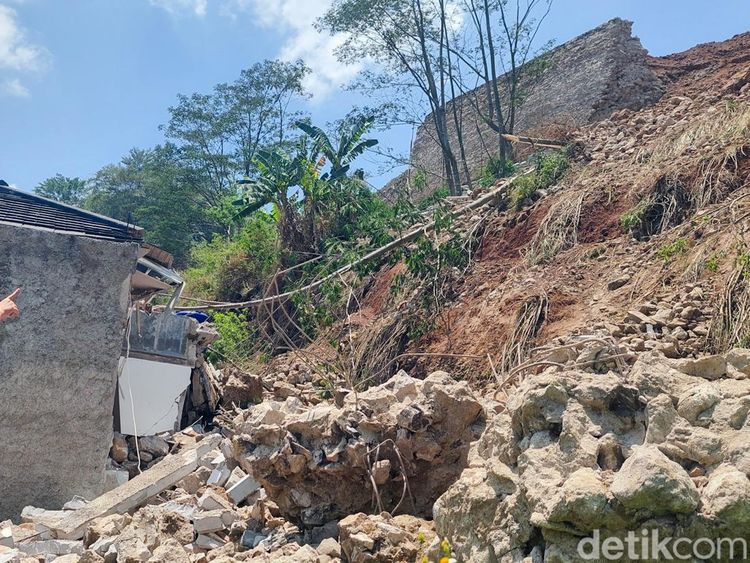 Penampakan Longsoran Tebing yang Timpa 3 Bocah di Cimahi