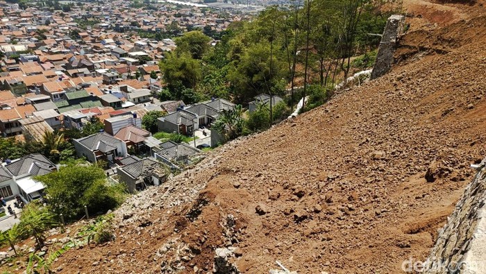 Material TPT yang Longsor-Hantam Rumah di Cimahi Material TPT yang Longsor-Hantam Rumah di Cimahi