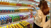 Momen belanja Mayang juga pernah terlihat di sebuah supermarket. Ia berpose di depan rak minuman saat sedang memilih apa yang akan dibelinya. Foto: @mayaang.lucyaana
