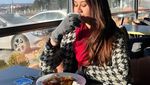 Keren! Gaya Mayang Lucyana Saat Jajan Tteokbokki dan Cokelat