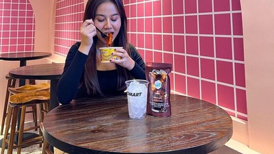 Keren! Gaya Mayang Lucyana Saat Jajan Tteokbokki dan Cokelat