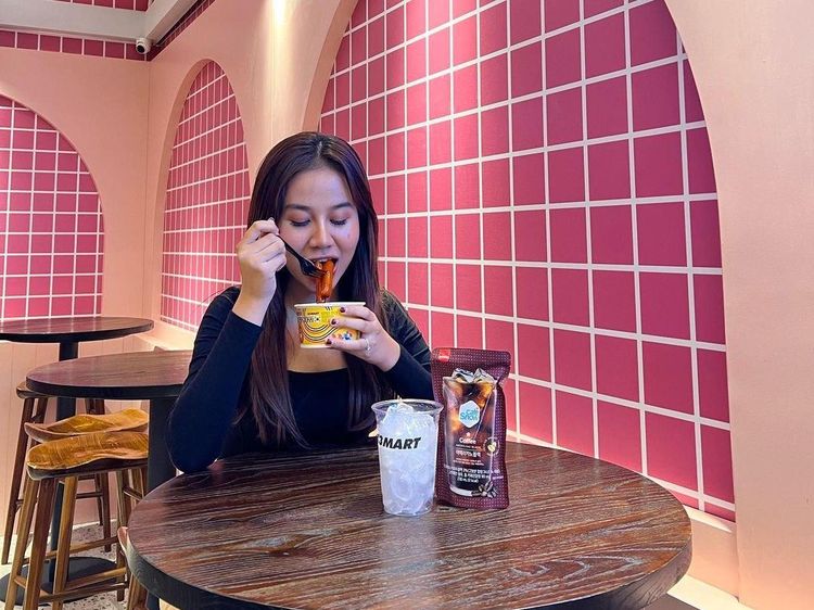 Keren! Gaya Mayang Lucyana Saat Jajan Tteokbokki dan Cokelat