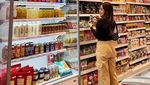 Keren! Gaya Mayang Lucyana Saat Jajan Tteokbokki dan Cokelat