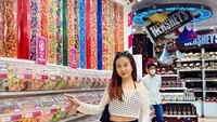 Momen kuliner Mayang juga terlihat ketika jajan permen. Ia mengunjungi toko cokelat dan permen yang variasinya super lengkap. Foto: @mayaang.lucyaana