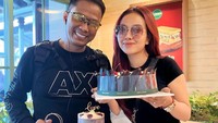 Kalau ini momennya bersama sang ayah tercinta. Mayang tampak merayakan ulang tahun ayahnya dengan memberikan kue cokelat. Foto: @mayaang.lucyaana