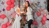 Pose Mayang bersama Lolly Unyu juga sempat dibagikan. Saat itu ia menghadiri perayaan ulang tahun dengan membawa kue. Foto: @mayaang.lucyaana