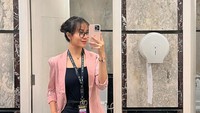 Mayang Lucyana, adik Vanessa Angel ini tengah menjadi sorotan karena penampilan kerennya saat magang di DPR RI. Netizen menilai bahwa Mayang kini semakin keren. Foto: @mayaang.lucyaana