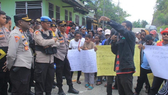 Sejumlah warga di Kabupaten Maybrat, Papua Barat Daya, menggelar unjuk rasa memprotes pengumuman hasil seleksi Calon Pegawai Negeri Sipil (CPNS) yang diduga tidak transparan.