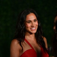 Terdapat beberapa perubahan sehingga gaun tampak baru. Kali ini tanpa train atau ekor yang menjuntai dari belakang rok berbelahan tinggi itu. (Foto: Alberto Rodriguez/Variety via Getty Images)