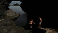 Kolam renang ini terbentuk dari lava vulkanik yang dingin, menciptakan kolam yang mengalirkan air laut segar ke dalamnya.  