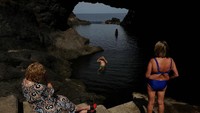 Dengan latar belakang pemandangan dramatis, kolam renang alami Porto Moniz menawarkan tempat yang sempurna untuk bersantai dan menikmati keindahan alam.  
