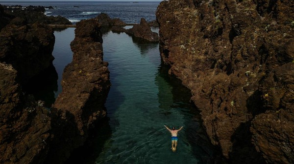 Menyelami Keindahan Kolam Renang Alami Porto Moniz di Portugal