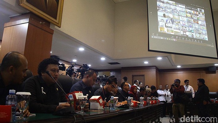 Wakil Ketua MA Bidang Yudisial, Sunarto (kanan), Wakil Ketua MA Bidang Non Yudisial Suharto (tengah), Dirjen Anggaran Kemenkeu Isa Rachmatarwata (kiri) bersama Komisi Yudisial dan Bappenas menerima audiensi perwakilan hakim yang tergabung dalam Solidaritas Hakim Indonesia (SHI) di Gedung Mahkamah Agung (MA), Jl Medan Merdeka Utara, Senin (7/10/2024).