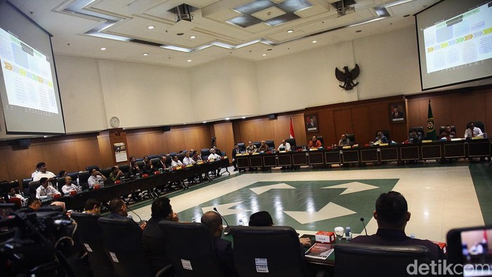 Wakil Ketua MA Bidang Yudisial, Sunarto (kanan), Wakil Ketua MA Bidang Non Yudisial Suharto (tengah), Dirjen Anggaran Kemenkeu Isa Rachmatarwata (kiri) bersama Komisi Yudisial dan Bappenas menerima audiensi perwakilan hakim yang tergabung dalam Solidaritas Hakim Indonesia (SHI) di Gedung Mahkamah Agung (MA), Jl Medan Merdeka Utara, Senin (7/10/2024).