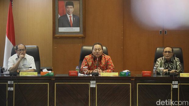 Wakil Ketua MA Bidang Yudisial, Sunarto (kanan), Wakil Ketua MA Bidang Non Yudisial Suharto (tengah), Dirjen Anggaran Kemenkeu Isa Rachmatarwata (kiri) bersama Komisi Yudisial dan Bappenas menerima audiensi perwakilan hakim yang tergabung dalam Solidaritas Hakim Indonesia (SHI) di Gedung Mahkamah Agung (MA), Jl Medan Merdeka Utara, Senin (7/10/2024).