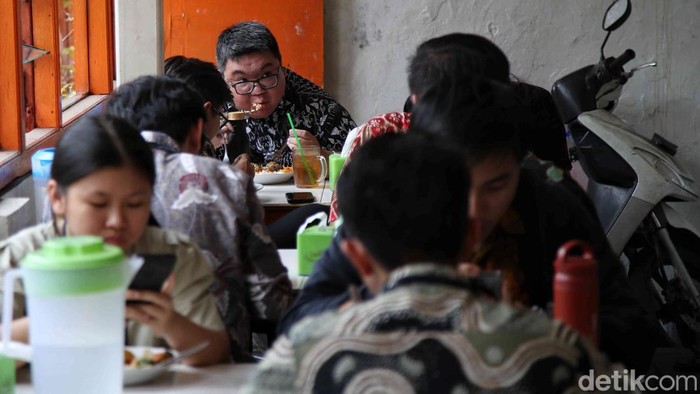 Badan Pusat Statistik (BPS) mencatat jumlah kelas menengah di Indonesia tahun ini tahun ini sebanyak 46,85 juta jiwa. Angka itu turun sejak 2019yang berjumlah 57,33 juta jiwa.