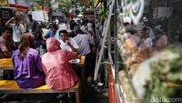 Sejumlah pekerja kantoran makan siang di pedagang kaki lima kawasan belakang Plaza Indonesia, Kebon Kacang, Jakarta, Senin (7/10/2024).  