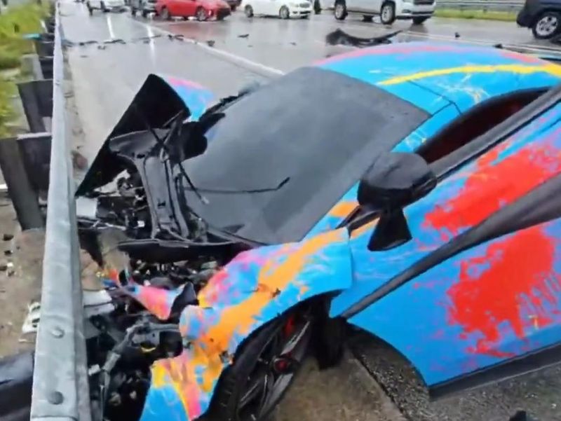 Mobil McLaren hancur