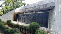 Monumen ini dibangun untuk mengenang tragedi pembantaian yang terjadi pada 1947. Insiden tragis tersebut menewaskan sekitar 431 warga sipil laki-laki yang usianya berkisar mulai dari 15 tahun.
