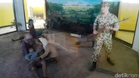 Di dalam kompleks monumen, para pengunjung dapat menyaksikan patung-patung dan diorama yang menggambarkan suasana pembantaian.