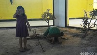 Menurut Sukarman, mantan lurah yang kini berusia 75 tahun, Monumen Rawagede awalnya dibangun sebagai tempat pemakaman bagi para korban pembantaian.