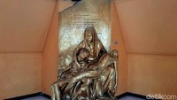 Monumen Rawagede beroperasi mulai pukul 08.00 WIB hingga 16.00 WIB. Untuk masuk ke area monumen, pengunjung dikenakan biaya tiket sebesar Rp 2.500, belum termasuk biaya parkir.
