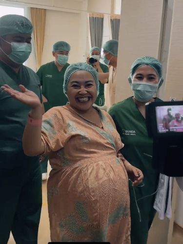Momen Mpok Alpa akan masuk ruang operasi caesar.
