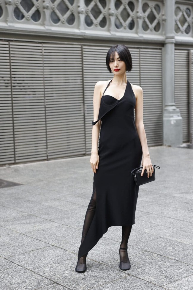 Nana After School tampil badass pilihan busananya di peragaan busana Courreges. Bagian atas gaunnya memiliki cup bawaan, hingga memberikan tampilan gaun melorot. Foto: Getty Images/Claudio Lavenia