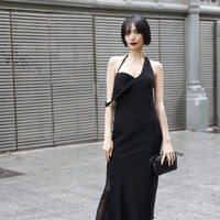 Nana After School tampil badass pilihan busananya di peragaan busana Courreges. Bagian atas gaunnya memiliki cup bawaan, hingga memberikan tampilan gaun melorot. Foto: Getty Images/Claudio Lavenia