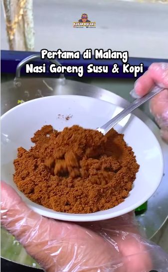 Nasi goreng pakai kuah susu dan kopi bubuk