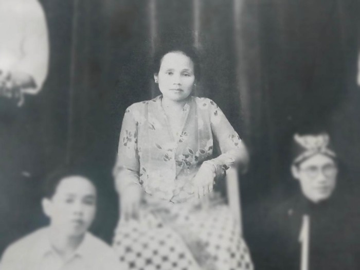 Ni Mursih saat tampil bersama pengiringnya.