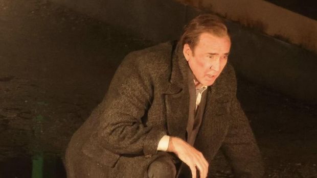Nicholas Cage yang sedang syuting Spider-Noir.