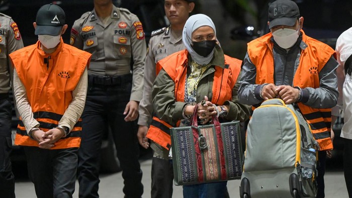 Pakai Rompi Tahanan, Empat Orang Terkait OTT Kalsel Tiba di KPK Empat orang tersangka kasus suap di wilayah Kalimantan Selatan tiba di Gedung Merah Putih KPK, Jakarta, Senin (7/10/2024). Komisi Pemberantasan Korupsi (KPK) mengamankan enam orang dalam operasi tangkap tangan (OTT) terkait perkara suap pengadaan barang dan jasa di lingkungan Pemerintah Provinsi Kalimantan Selatan (Kalsel). ANTARA FOTO/Fauzan/foc.c