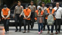 Empat orang terjaring OTT terakit kasus suap di wilayah Kalimantan Selatan tiba di Gedung Merah Putih KPK, Jakarta, Senin (7/10/2024). Tidak ada komentar yang keluar dari empat orang tersebut. Mereka terlihat juga telah mengenakan baju tahanan KPK.