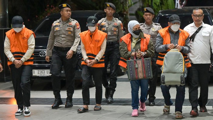 Pakai Rompi Tahanan Empat Orang Terkait Ott Kalsel Tiba Di Kpk