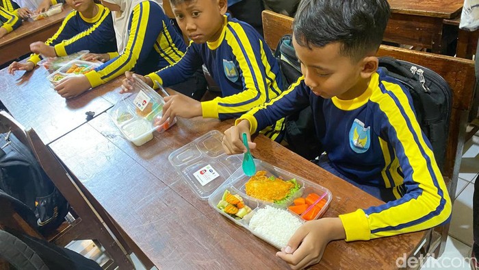 Para siswa SDN Gisikdrono 02 menikmati makan bergizi gratis pada Senin (7/10/2024).