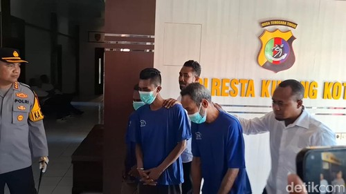 Para tersangka pembunuhan terhadap Jemy Radja alias Jejo saat dihadirkan dalam konferensi pers di Mapolresta Kupang Kota, Senin (7/10/2024) sore. (Yufengki Bria/detikBali)