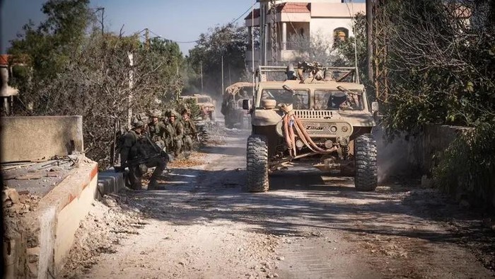 Pasukan Israel beroperasi di wilayah Lebanon Selatan Israeli soldiers operate at a location given as Southern Lebanon in this image released on October 6, 2024. (Reuters)