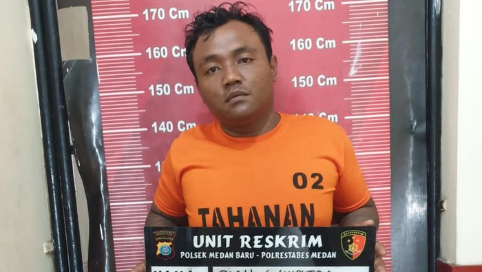 Pelaku Dian saat diamankan di kantor polisi. (Foto: Dok. Polsek Medan Baru).