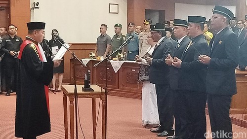 Pelantikan Pimpinan DPRD Kota Denpasar periode 2024-2029 di kantor DPRD Kota Denpasar pada Senin (7/10/2024). (Foto: Ni Made Lastri Karsiani Putri/detikBali)